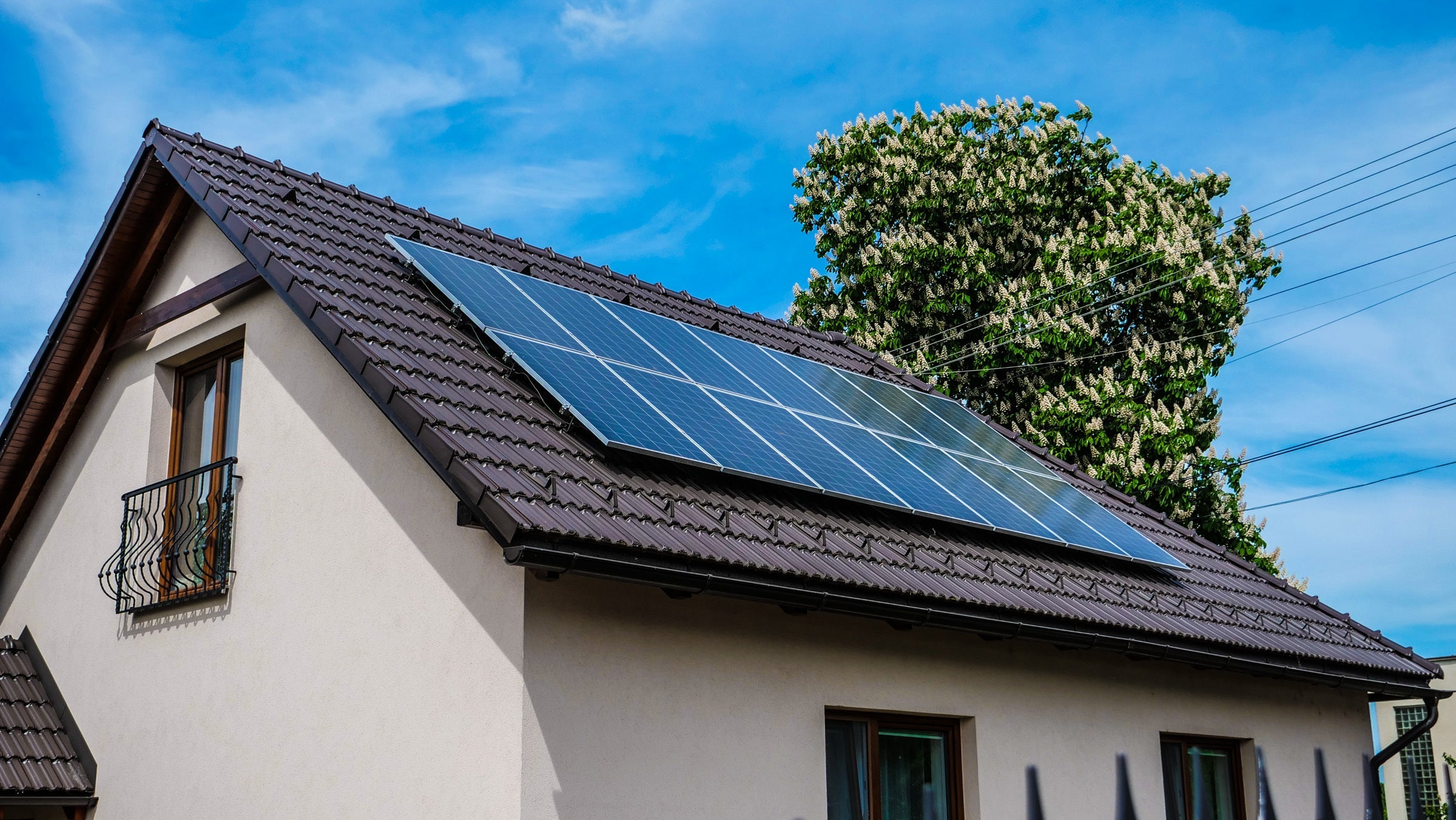 ☀️ Orientácia fotovoltických panelov: Ako získať maximum energie zo svojej strechy?